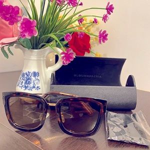 EUC Stunning BCBG Lena sunglasses in brown tortoise w/ gold arms and accents.